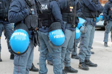 Vicenza, VI, İtalya - 15 Şubat 2025: İtalyan polis memurları koruyucu miğferleri ve POLIZIA sözcüğü şehirde protesto gösterileri sırasında polis anlamına gelir.