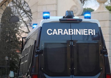 Vicenza, VI, İtalya - 15 Şubat 2025: Mavi sirenli protesto gösterisi sırasında CARABINIERI yazılı İtalyan polis minibüsü