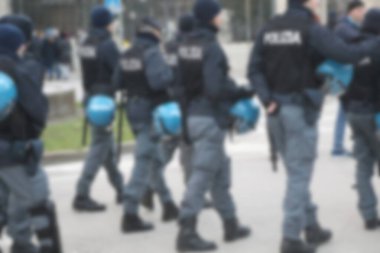 Vicenza, VI, İtalya - 15 Şubat 2025: Koruyucu miğferleri ve POLIZIA sözleriyle isyan giysili FOCUS İtalyan polislerinden
