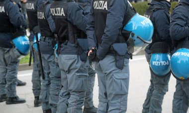 Vicenza, VI, İtalya - 15 Şubat 2025: Koruyucu miğferleri ve POLIZIA mesajı olan birçok İtalyan polisi