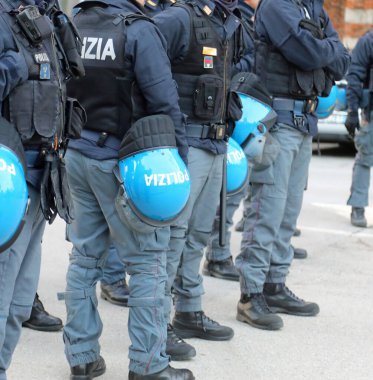 Vicenza, VI, İtalya - 15 Şubat 2025: İtalyan polis memurları koruyucu miğferler ve POLIZIA kelimeleri protesto gösterileri sırasında polis anlamına gelir.