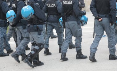 Vicenza, VI, İtalya - 15 Şubat 2025: İtalyan polis memurları koruyucu miğferler ve POLIZIA kelimeleri protesto gösterileri sırasında polis anlamına gelir.