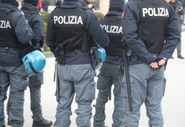 Vicenza, VI, İtalya - 15 Şubat 2025: İtalyan polis memurları koruyucu miğferler ve POLIZIA kelimeleri protesto gösterileri sırasında polis anlamına gelir.