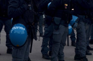 Vicenza, VI, İtalya - 15 Şubat 2025: İtalyan polis memurları koruyucu miğferler ve POLIZIA kelimeleri protesto gösterileri sırasında polis anlamına gelir.