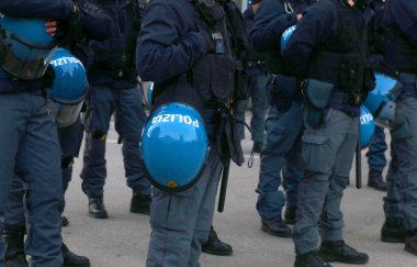 Vicenza, VI, İtalya - 15 Şubat 2025: İtalyan polisi koruyucu miğferleri ve POLIZIA mesajı ile kentteki protesto gösterileri sırasında