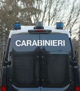 Vicenza, VI, İtalya - 15 Şubat 2025: sirenlerle protesto sırasında CARABINIERI yazılı polis minibüsü