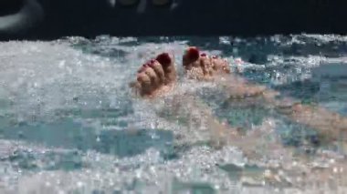 Lüks gemi seyahati sırasında jakuzide hidroterapi sırasında kırmızı tırnaklı ayaklar.