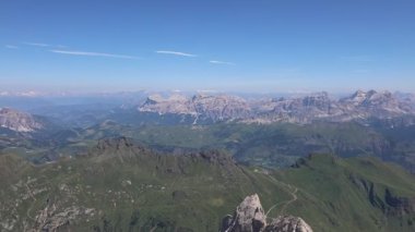Alpler ve DOLOMITES dağlarının yaz manzarası 3300 'ün üzerinde ve Marmolada' nın tepesinden