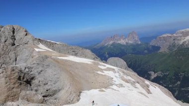 Avrupa Alpleri ve DOLOMITES dağlarının yaz manzarası 3300 'ün üzerinde ve Marmolada' nın tepesinden