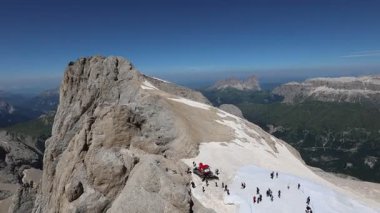 3300 metreden Avrupa Alpleri ve DOLOMITES dağlarının yaz manzarası