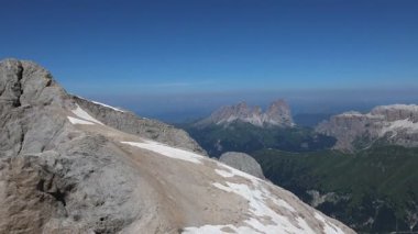 Avrupa Alpleri ve DOLOMITES dağlarının yaz manzarası 3300 ve Marmolada 'nın zirvesi