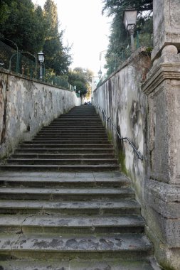 Kuzey İtalya, Vicenza 'daki Monte Berico Sığınağı' na giden taş basamaklı merdiven.