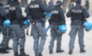 Vicenza, VI, İtalya - 15 Şubat 2025: Koruyucu miğferli polis memurları ve POLIZIA sözlerinin anlamı: