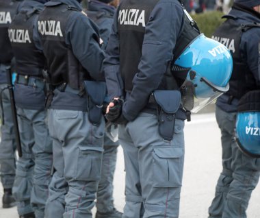 Vicenza, VI, İtalya - 15 Şubat 2025: İtalyan polisi isyan giysisi ve POLIZIA kelimeleri protesto sırasında polis anlamına geliyor