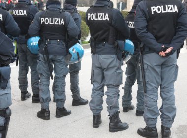 Vicenza, VI, İtalya - 15 Şubat 2025: İtalyan polisi koruyucu miğferler ve POLIZIA kelimeleri protesto gösterileri sırasında polis anlamına gelir.