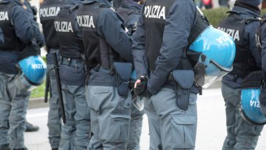 Vicenza, VI, İtalya - 15 Şubat 2025: İtalyan polisleri başlık takmış ve POLIZIA 'ya mesaj atmış.