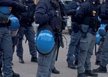 Vicenza, VI, İtalya - 15 Şubat 2025: İtalyan polis memurları koruyucu miğferler ve POLIZIA kelimeleri protesto gösterileri sırasında polis anlamına gelir.