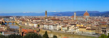 Floransa şehrinin muhteşem manzarası. Arno nehri ve ana anıtlar Eski Köprü 'den kasaba sarayına ve canlı renklerle büyük kubbeli Duomo Katedrali' nin kubbesi.