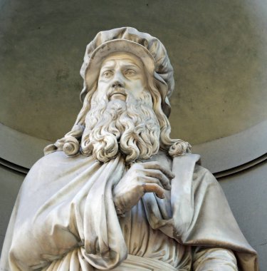 Florence, FI, İtalya - 4 Mart 2025: Leonardo da Vinci 'nin ünlü ressam ressamı heykelinin ayrıntıları