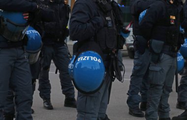 Vicenza, VI, İtalya - 15 Şubat 2025: İtalyan polisleri şehirde düzenlenen protesto gösterileri sırasında koruma başlıkları ve metin polizia ile ayaklanma kıyafeti giyiyorlar.