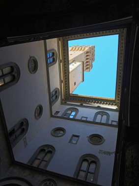 Floransa, FI, İtalya - 3 Mart 2025: İç avlu ve PALAZO VECCHIO Kulesi Eski Saray ve mavi gökyüzü anlamına gelir