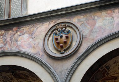 Floransa, FI, İtalya - 3 Mart 2025: MİKİ hanedanlığının altı toplu Arma mantosunun ayrıntıları