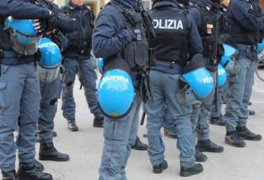 Vicenza, VI, İtalya - 15 Şubat 2025: Koruma miğferli polis memurları ve POLIZIA kelimeleri protesto gösterileri sırasında polis anlamına geliyor