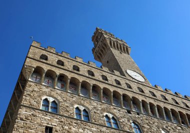 Floransa, FI, İtalya - 3 Mart 2025: Palazzo Vecchio 'nun alt manzarası İtalyanca' da eski soluk yüzey ve kule anlamına gelir