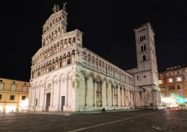 İtalya 'nın orta kesimindeki Lucca Tuscany şehrinin tepesinde süslü bir heykeli olan büyük kilisenin gece manzarası.