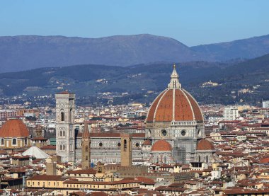 İtalya 'nın merkezindeki Floransa Duomo' nun havadan görünüşü ünlü giotto çan kulesi ve büyük brunelleschi tasarımı kubbe ve apennine tepeleri arka planda.