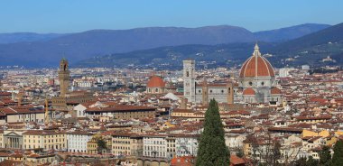 İtalya 'nın orta kesimindeki Floransa' da soldan sağa en ünlü anıtlar: Palazzo Vecchio Kulesi, Giotto 's Campanile ve Duomo' s Dome.
