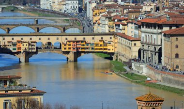 Floransa 'nın ünlü köprüsüne Ponte Vecchio adı verildi. Anlamı eski köprü ve Orta İtalya' nın yukarısından görülen Arno nehri.
