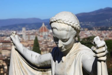 Pelerinli antik bir heykel ve İtalya 'nın orta kesimindeki Floransa Katedrali' nin kubbesi.