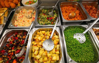 Birçok çelik tepside sebzeler ve self-servis restoranındaki ilk tabaklar şirkette ya da okul kantininde öğle yemeği için idealdir.