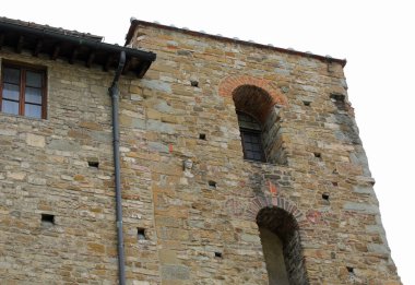 Floransa 'nın orta İtalya bölgesindeki ortaçağ binasının antik kulesine gömülü BERTA adlı küçük kadın yüzü.