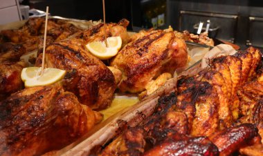 Kızarmış tavuk ve bir sürü kızarmış tavuk budu ve kızarmış tavuk butları ve satılık kanatlar.