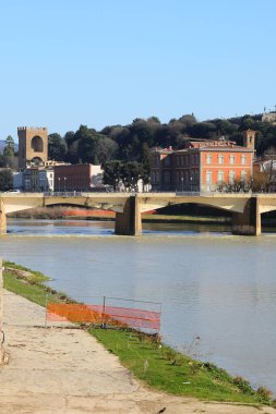 Arno Nehri ve PONTE DELLE GRAZIE adlı köprü İtalya 'nın orta kesimindeki Florence City' de.
