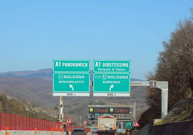 İtalya 'da Toskana' da işlek otoyol ve Floransa 'dan Bologna' ya gitmek için DIRETTISSIMA veya PANORAMICA denilen iki yolu olan kavşak