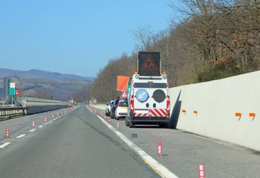 Yol bakımı için sanayi araçları ve minibüsleri inşaat alanındaki yol çalışmaları sırasında yolda durdu.