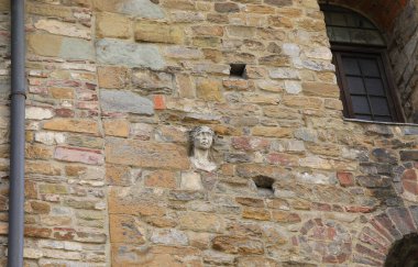 BERTA 'nın kadim yüzü İtalya' da Floransa Ortaçağ Kulesi 'nde gömülü bulundu.