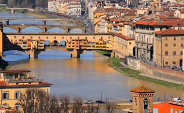 Orta İtalya 'daki Floransa şehrinin birçok köprüsünün yakınlaştırılmış görüntüsü ve Arno Nehri üzerindeki eski köprü anlamına gelen PONTE VECCHIO