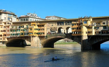 Orta İtalya 'da Floransa' da PONTE VECCHIO adında çok ünlü bir köprü ve aşağıdaki Arno nehri.