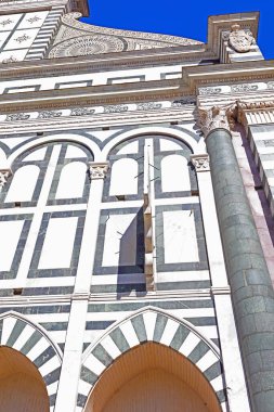 Floransa 'daki antik kilisenin cephesine takılan güneş saatinin ayrıntıları.