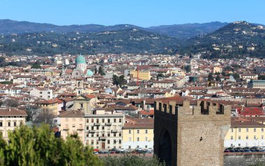 Floransa, FI, İtalya - 3 Mart 2025: büyük kubbeli sinagog ve şehir merkezindeki antik Saint NICCOLO kulesi