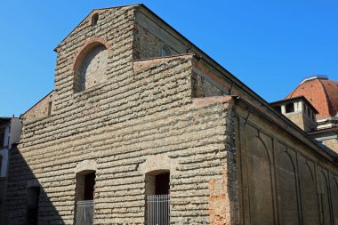 Florence, FI, İtalya - 4 Mart 2025 Saint Lawrence Kilisesi CHIESA DI SAN LORENZO ve Kubbe adlı tamamlanmamış dış görünüşüyle