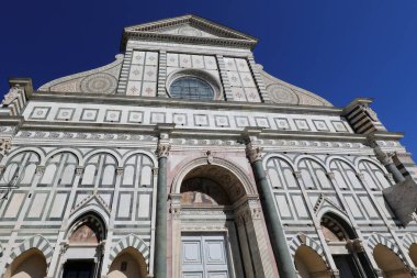 Floransa, FI, İtalya - 4 Mart 2025: SANTA MARIA NOVELLA adlı kilise ve mavi gökyüzü