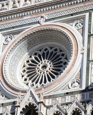 Florence, FI, İtalya - 4 Mart 2025: DUOMO DI SANTA MARIA DEL FIORE adlı katedralin ayrıntıları ve ROSone adlı büyük dairesel pencere