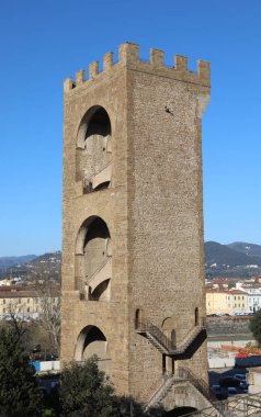 Floransa, FI, İtalya - 4 Mart 2025: TORRE veya PORTA SAN NICCOLO adlı antik kule ve mavi gökyüzü