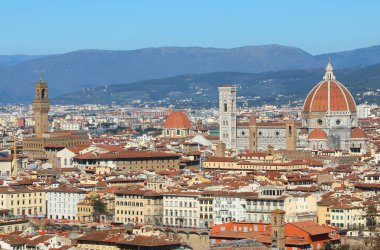 İtalya 'nın merkezinden Floransa' nın mükemmel manzarası soldan sağa en ünlü anıtlar Palazzo Vecchio Kulesi, Giotto 'nun Campanile' i ve Duomo 'nun Kubbesi.