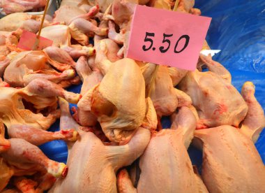 Tavukçuda çok uygun fiyatlarla satılık çiğ tavuk var.